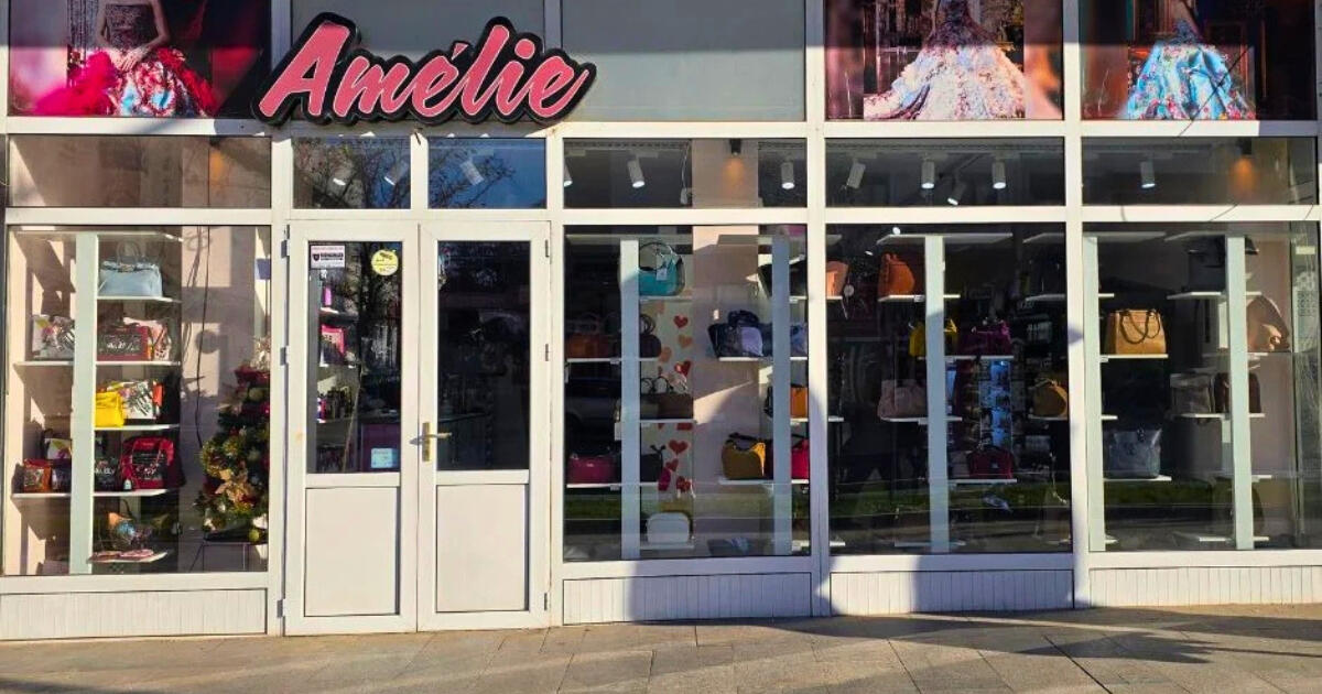 Vitrina magazinului fizic Amellie din Bacău, prezentând genți de damă, genti din piele naturala și produse profesionale pentru unghii.